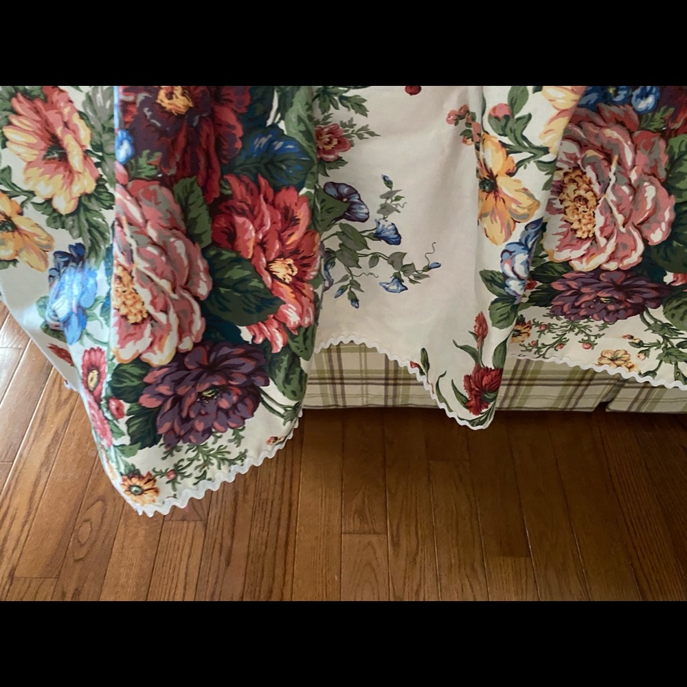 Floral valance - Picture 2 of 4